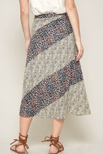Load image into Gallery viewer, A Floral-print Woven Midi Skirt
