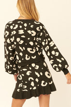Load image into Gallery viewer, A Leopard Print Pullover Sweater
